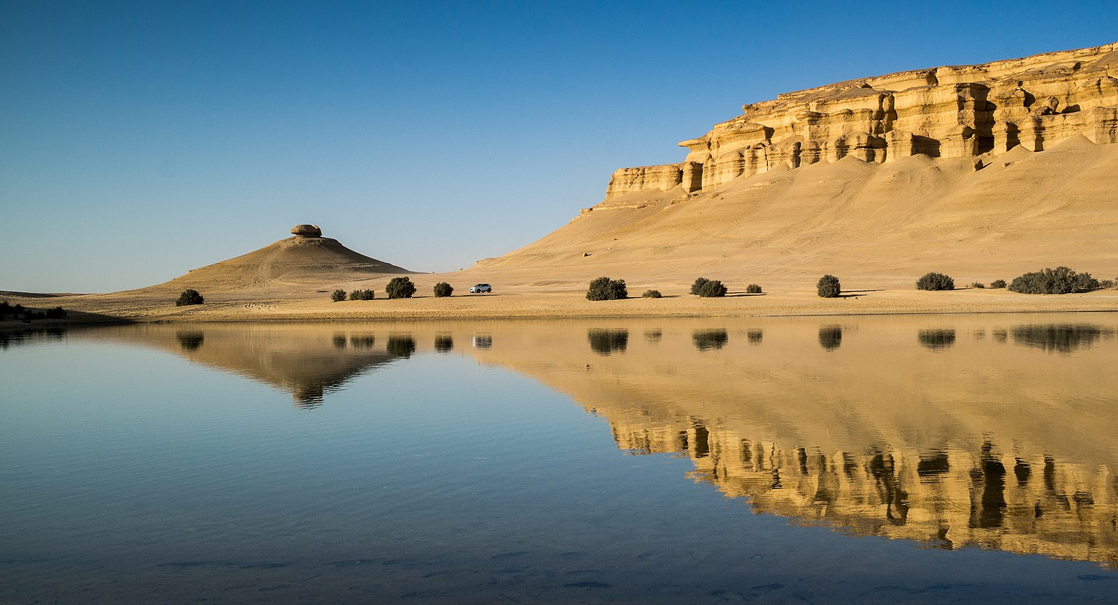 Magic_Lake_,_ElFayoum_,_Egypt.jpg